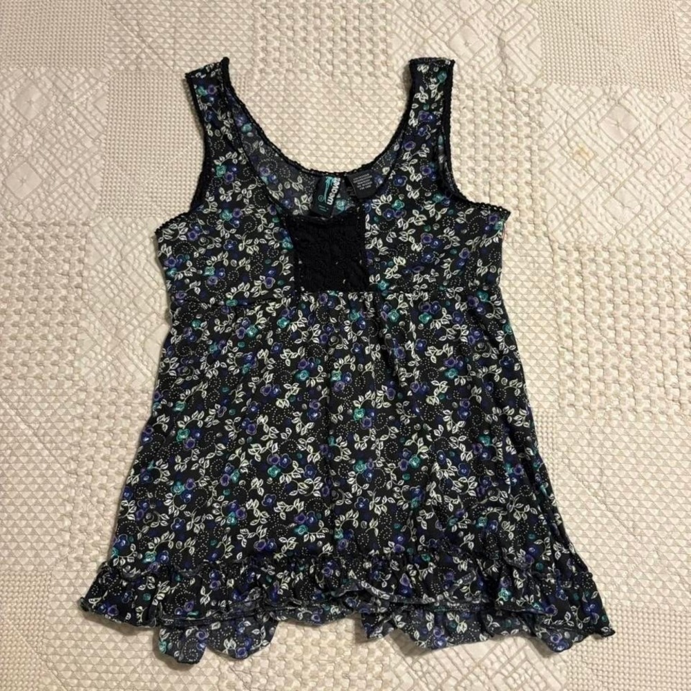 Y2K black floral tank top with lace detail and ruffles Small